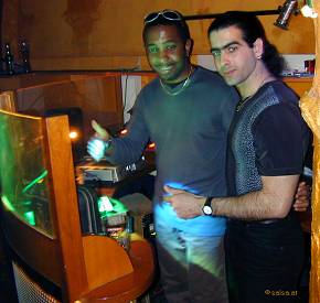 F&uuml;r die Musik sorgt DJ Vladimir aus Cuba (links)