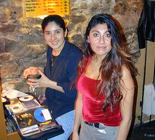 DJ Claudia (links) und Tanzlehrerin Carolina - click to enlarge - anklicken zum Vergr&ouml;�ern, mit ALT+F4 wieder schliessen