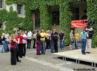Salsa-Party von Tanzhaus Jena e.v. in Innenhof der Universit�t (5.6.2004)