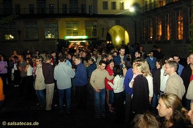 Salsa-Party von Tanzhaus Jena e.v. in Innenhof der Universit�t (5.6.2004)